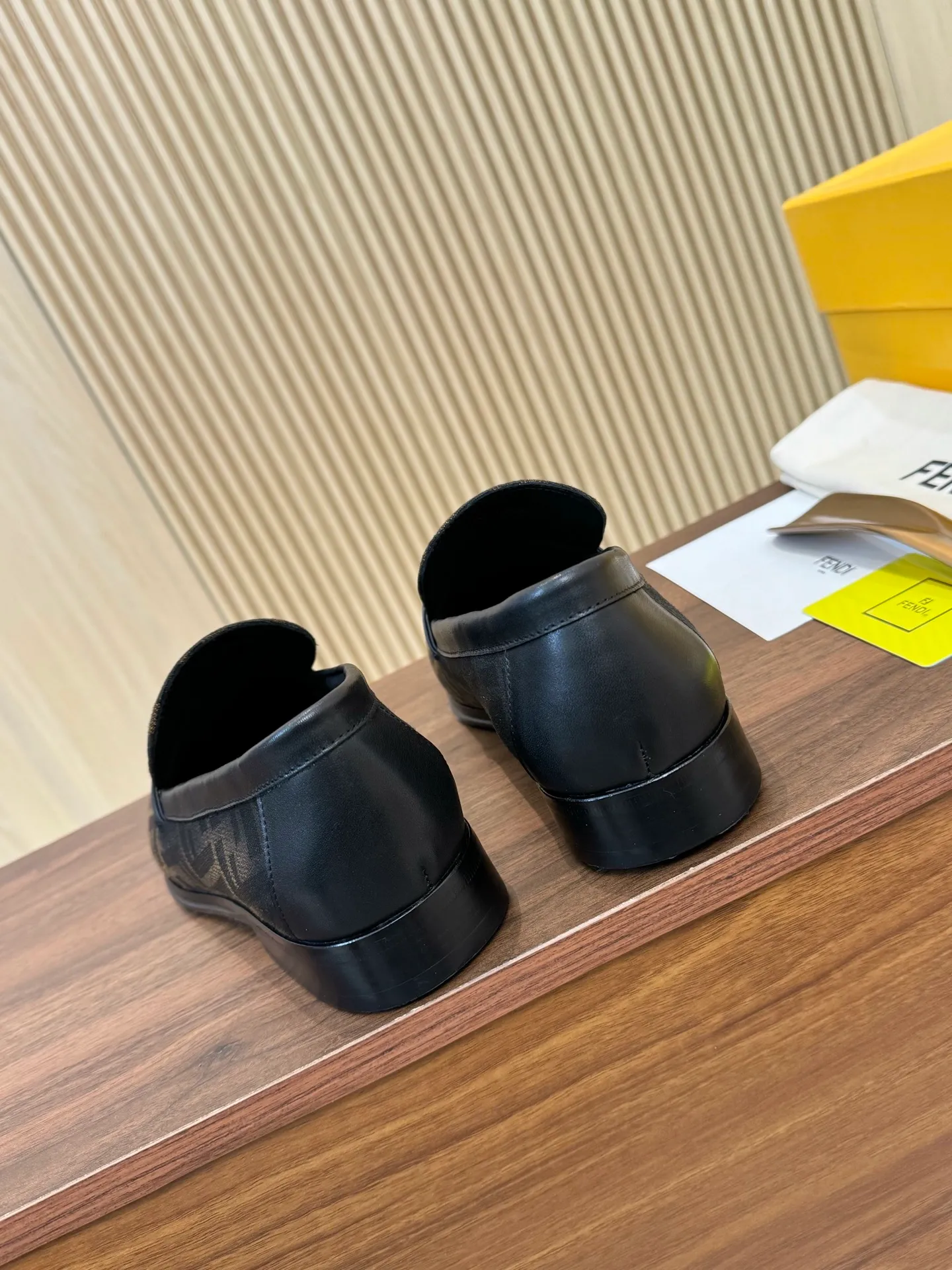 [FENDI] Top P: 980💰 ▪️Size: Men's 39-44. (Customized at 38.45.46) Fendi men's business casual leather shoes Imported brand cloth/calfskin/open edge beads/brand logo printing -Inside: Comfortable cowhide lining -Outsole: Genuine leather outsole with rubber backing embedded in the heel, perfect injection molding -Ultra-high quality control·Fine workmanship: highlighted (high-end·luxury·grade)